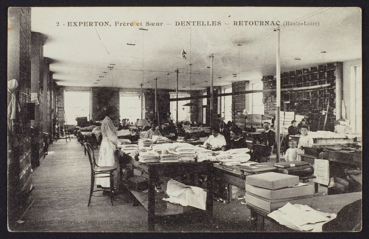 Vykort föreställande spetstillverkningen Experton, Frere et Soeur, i Retournac, ca 1900 av French Photographer