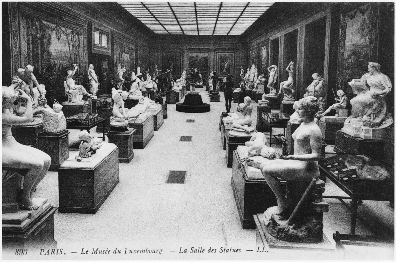Vykort som föreställer rummet med statyer i Musée du Luxembourg, Paris, c.1910 av French Photographer