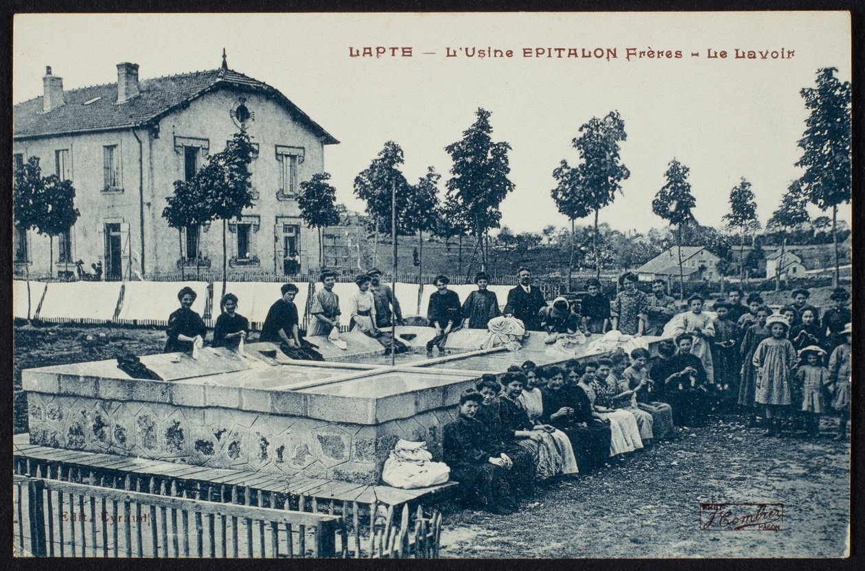 Vykort som visar tvättplatsen för fabriken Epitalon Freres i Lapte, Haute-Loire, ca 1900 av French Photographer