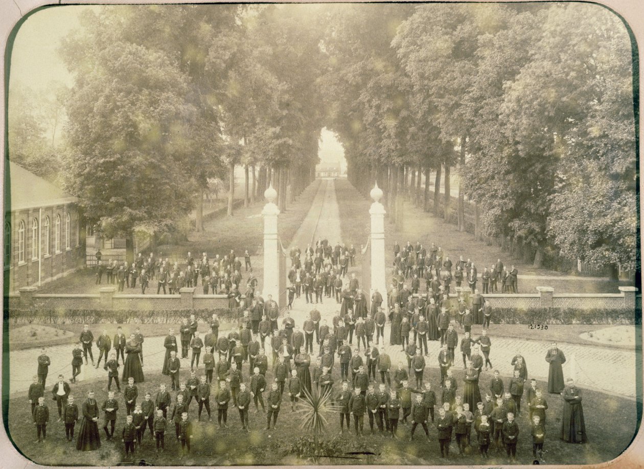 Elever och personal vid institutionen Libre de Marcq en Baroeuil, 1890-1 av French Photographer
