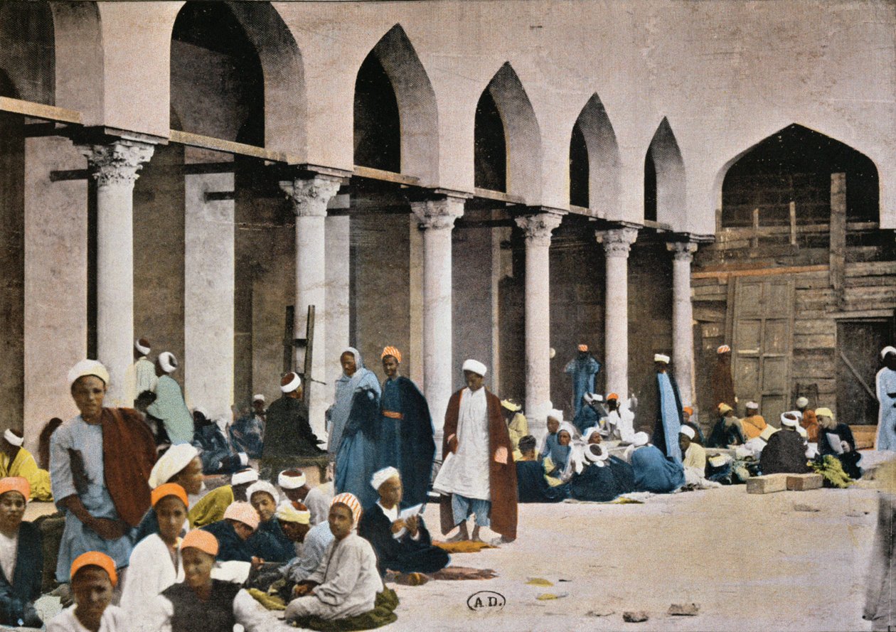 Elever som får undervisning på gården till Al-Azhar-moskén i Kairo, ca 1900 (färgat foto) av French Photographer