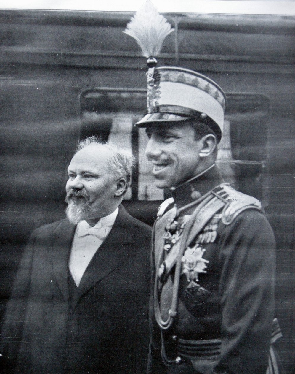 Raymond Poincare hälsar kung Alfonso XIII av Spanien av French Photographer