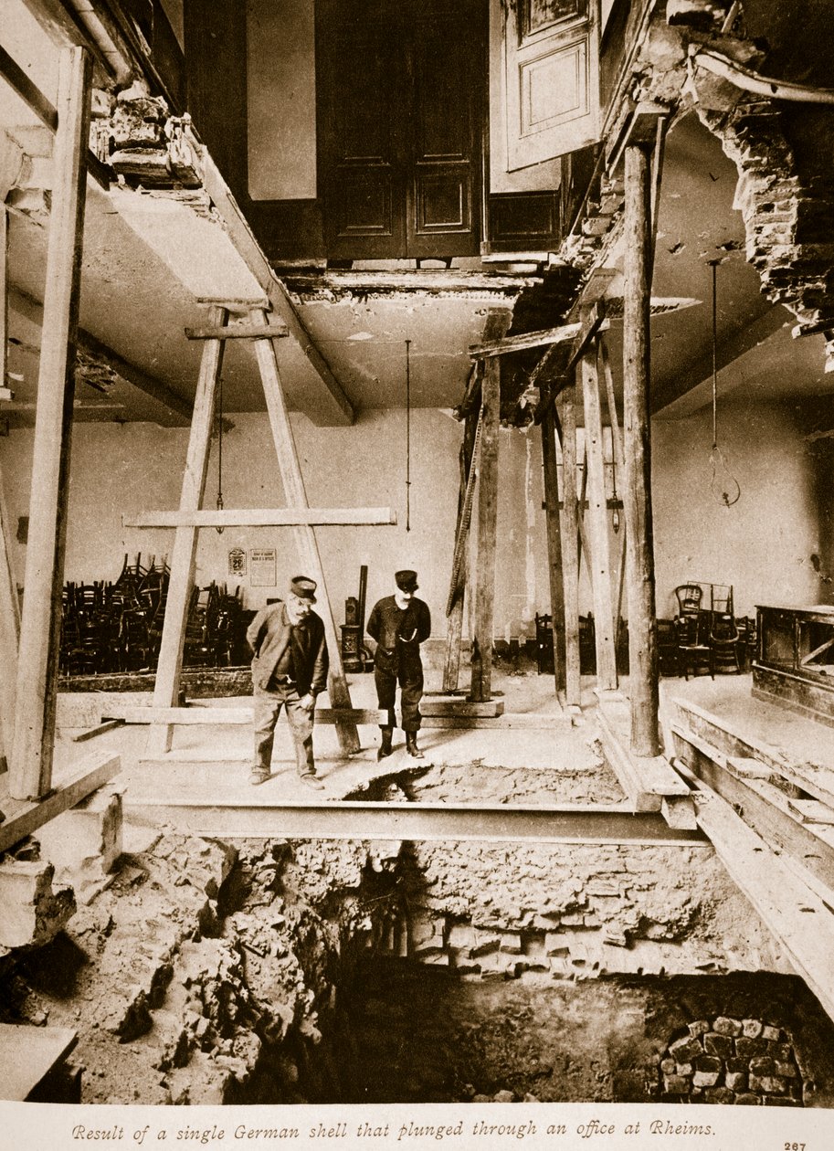 Resultatet av ett enda tyskt granat som störtade genom ett kontor i Reims, 1914-19 av French Photographer