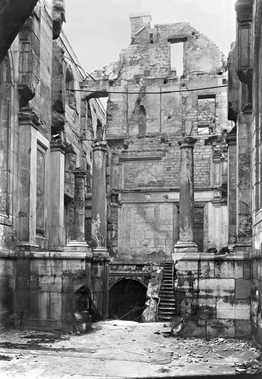 Ruinerna av Cour des Comptes under Paris kommun, 1871 av French Photographer
