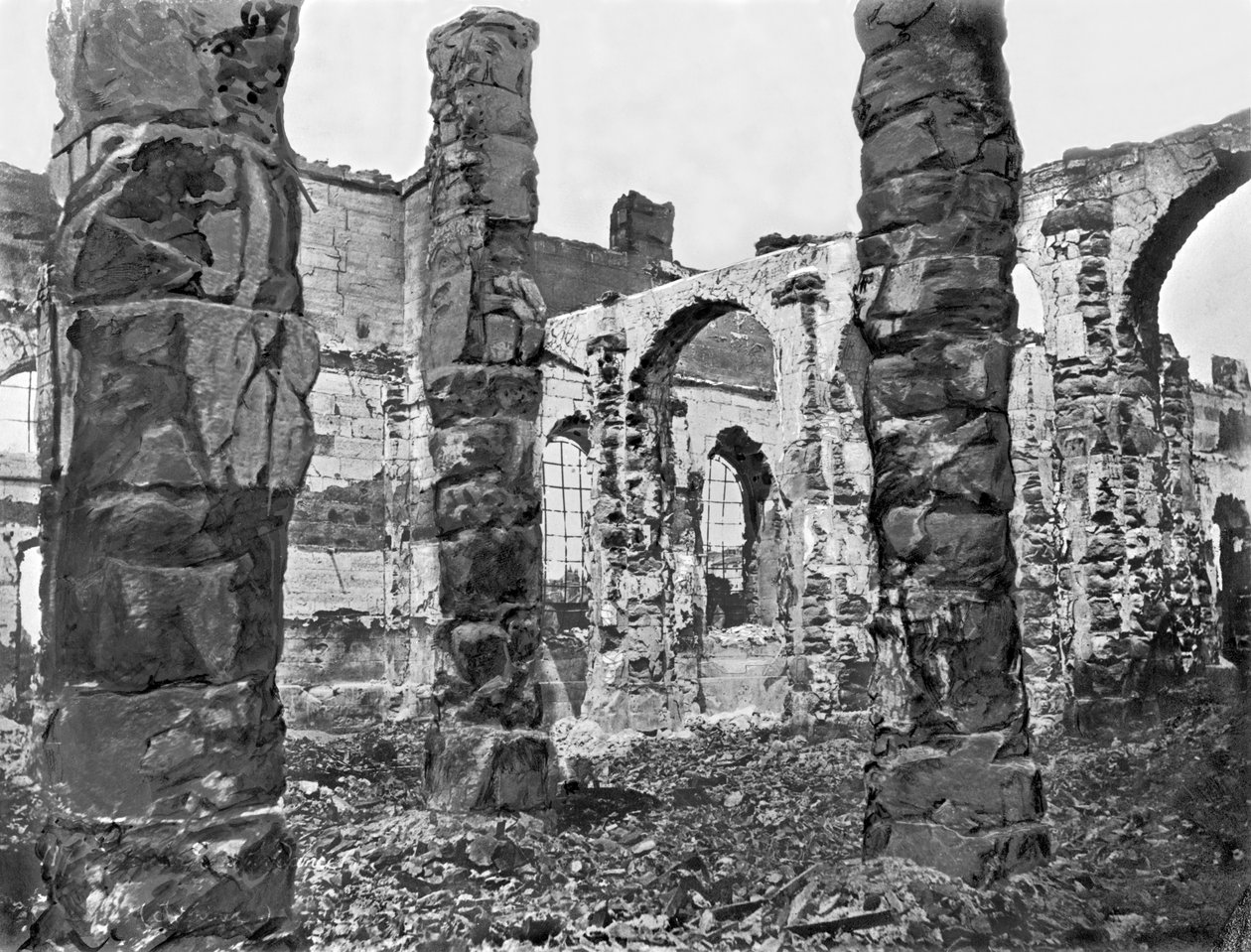 Ruinerna av förrådshuset under Paris kommun, 1871 av French Photographer