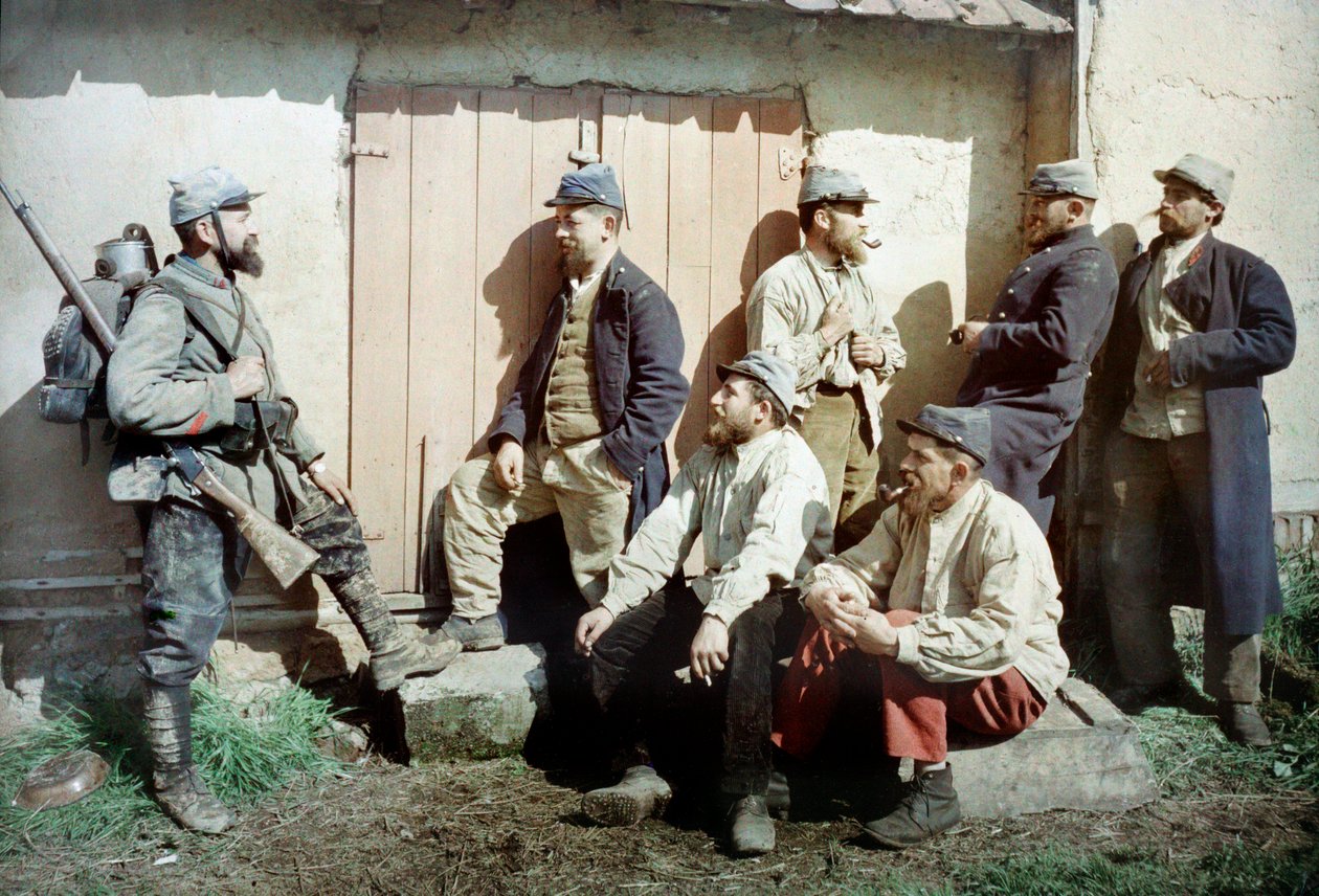 Sju franska soldater framför en byggnad, en bär sin pistol och utrustning, Frankrike, ca 1914-18 (autokrom) av French Photographer