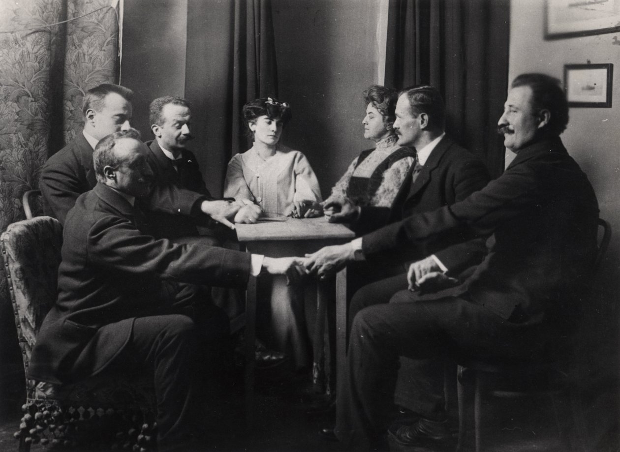 Spiritistisk seans, från Photographs of Ghosts av E. Imoda, 1912 av French Photographer