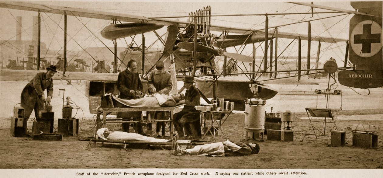 Personal på Aerochir, franskt flygplan designat för Röda Korsets arbete, 1914-19 av French Photographer