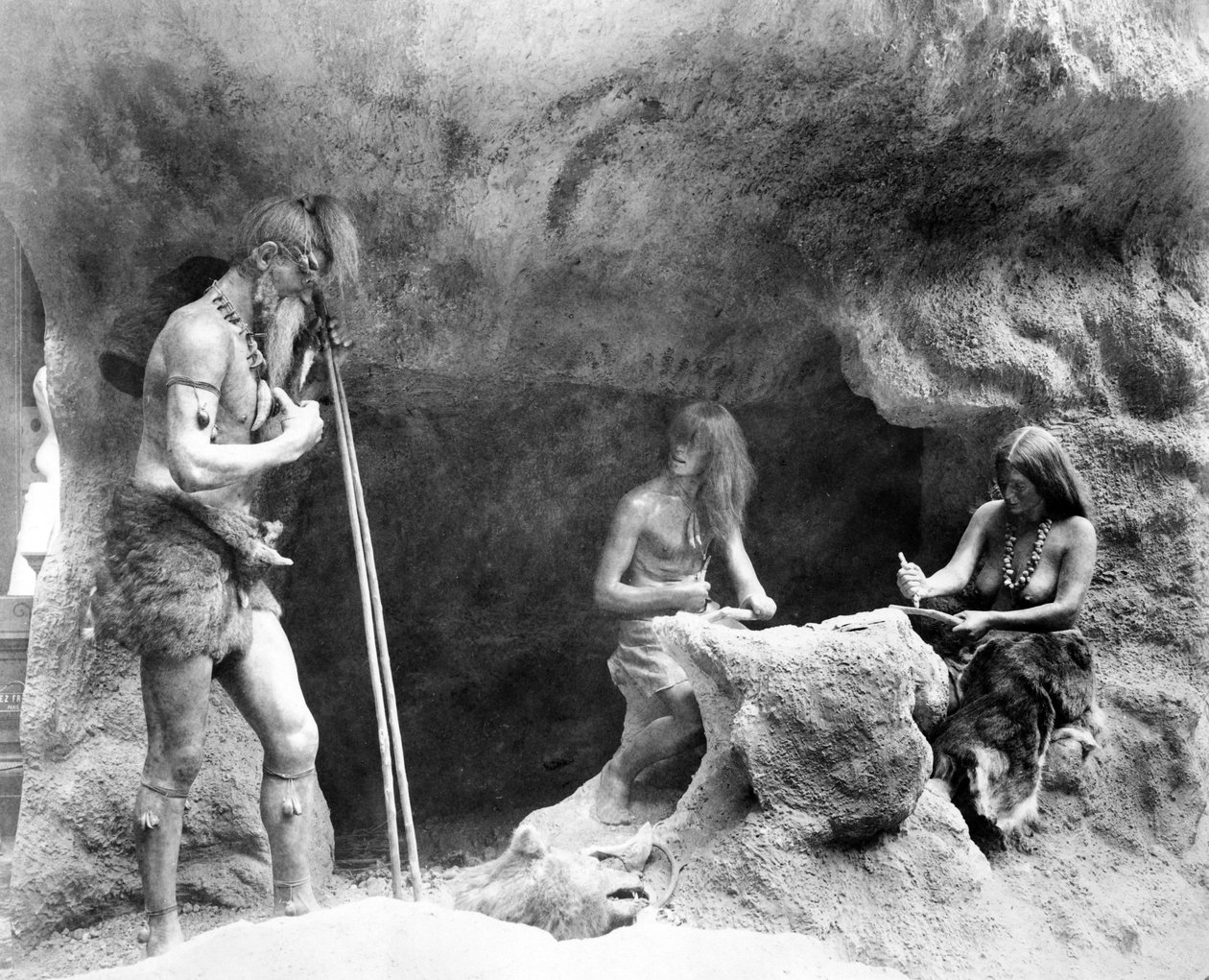 Stenåldersmänniskor som tillverkar flintinstrument, Parisutställningen, 1889 av French Photographer