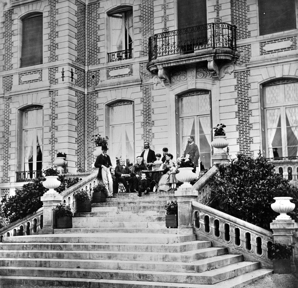 Te på terrassen till ett slott, ca 1880 av French Photographer