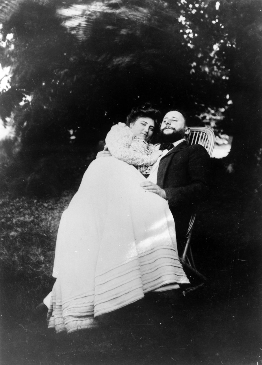 Thadée Natanson och hans fru Misia Godebska i trädgården till deras lanthem, Le Relais, ca 1899 av French Photographer