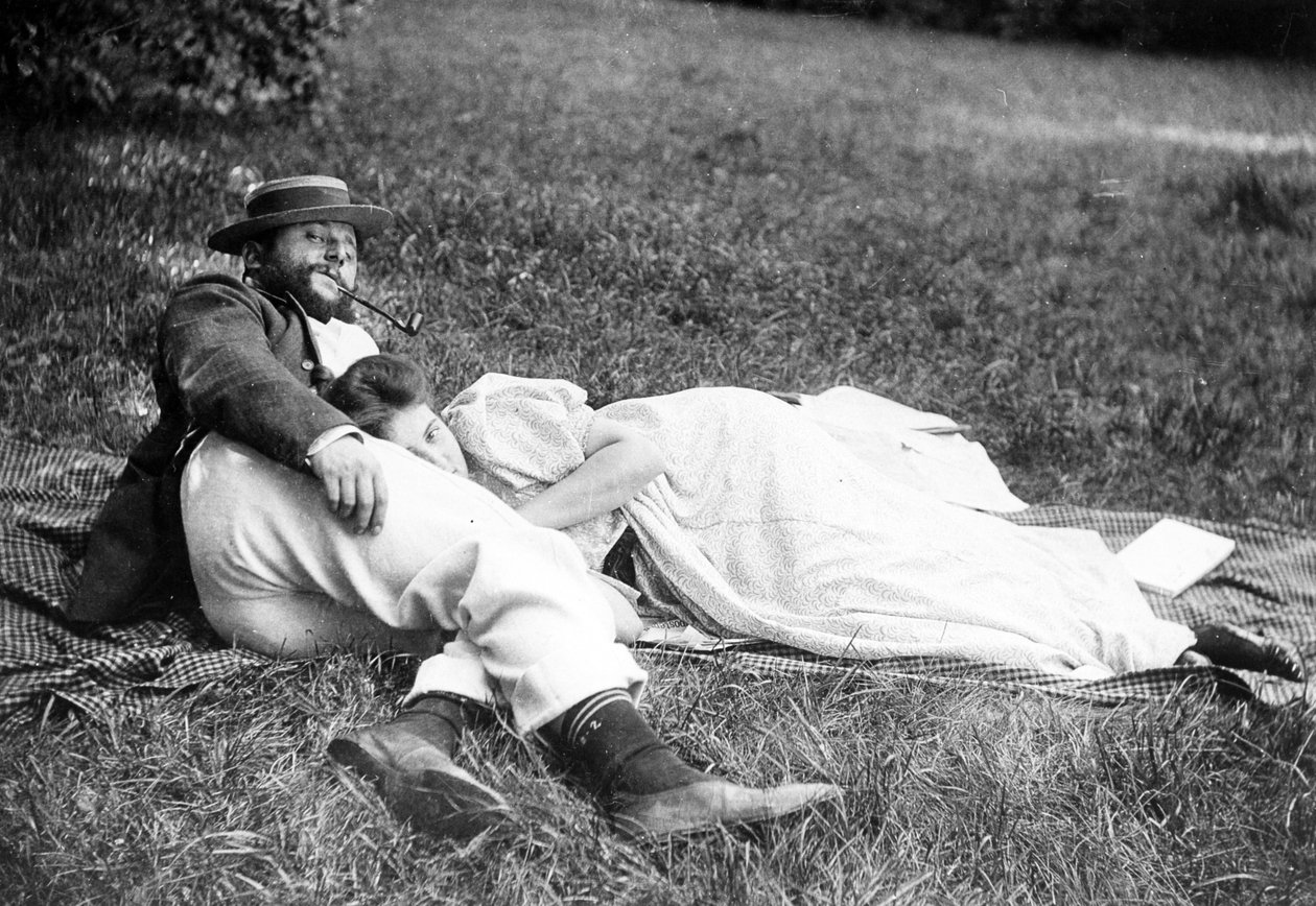 Thadée Natanson och hans fru Misia Godebska i trädgården till deras lanthem, Le Relais, ca 1899 av French Photographer