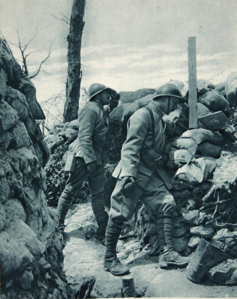 Franska fronten: se fiendens skyttegrav genom ett periskop innan ett kast, illustration från The Illustrated War News, januari 1917 av French Photographer