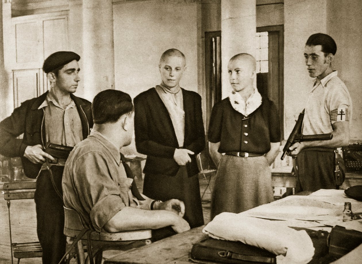 Borgmästaren i en liten fransk stad förhör två kvinnor anklagade för att ha legat med fienden, 1944 av French Photographer