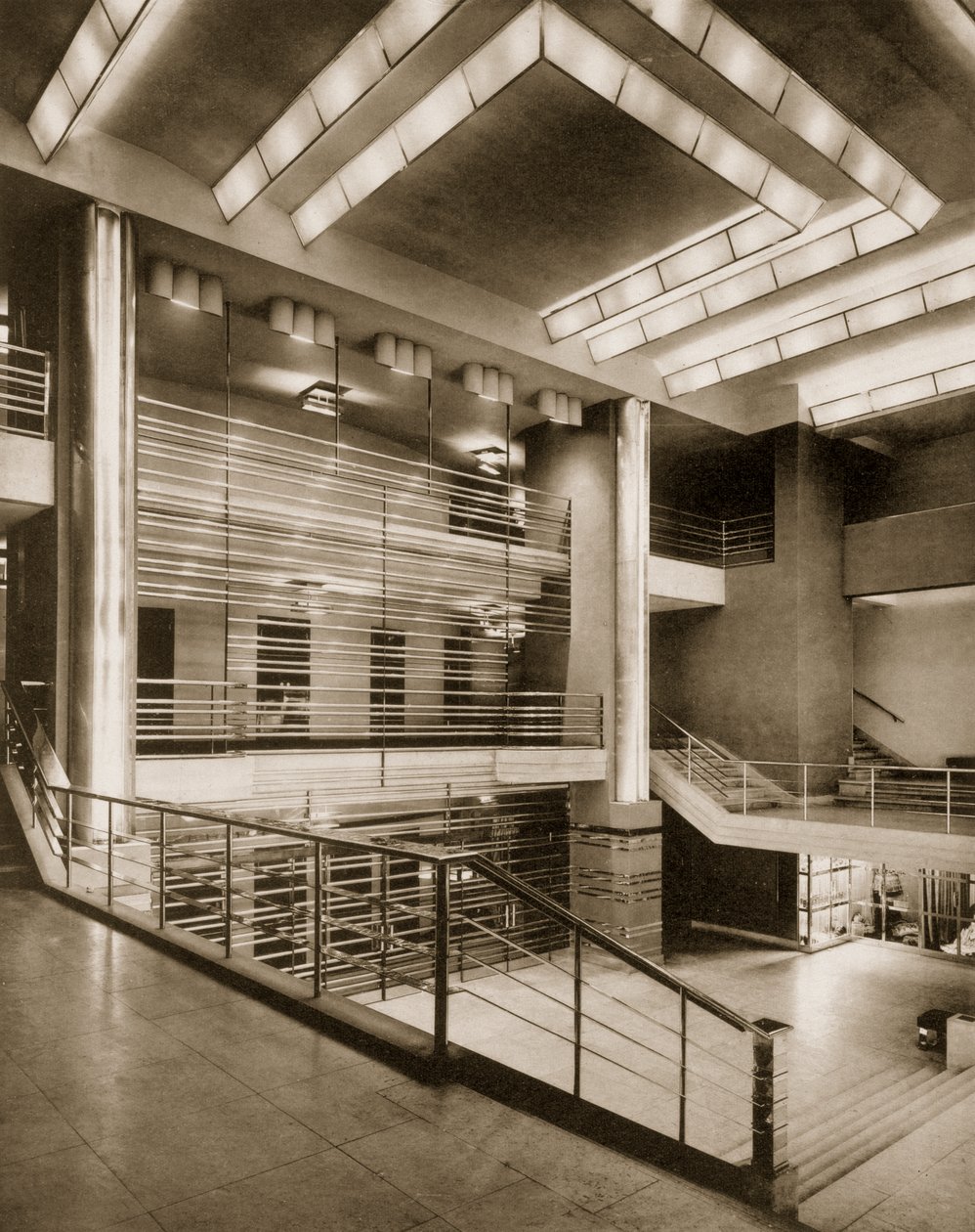 Halltrappan och grillad balkong på Teater Pigalle, 1920-tal av French Photographer