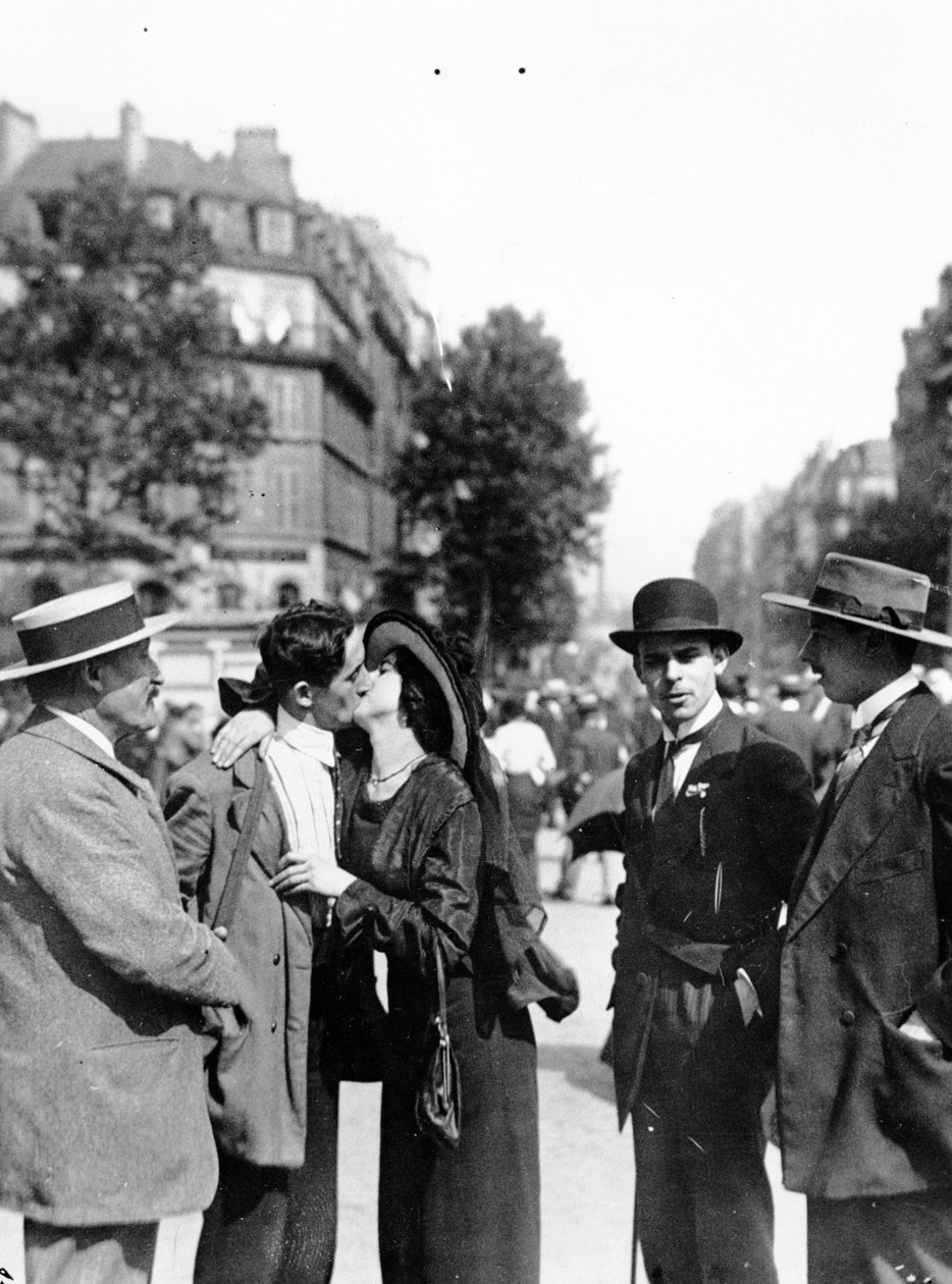 De sista kyssarna på Gare de Lyon, Paris, innan avresan för kriget, 10-20 augusti, 1914 av French Photographer