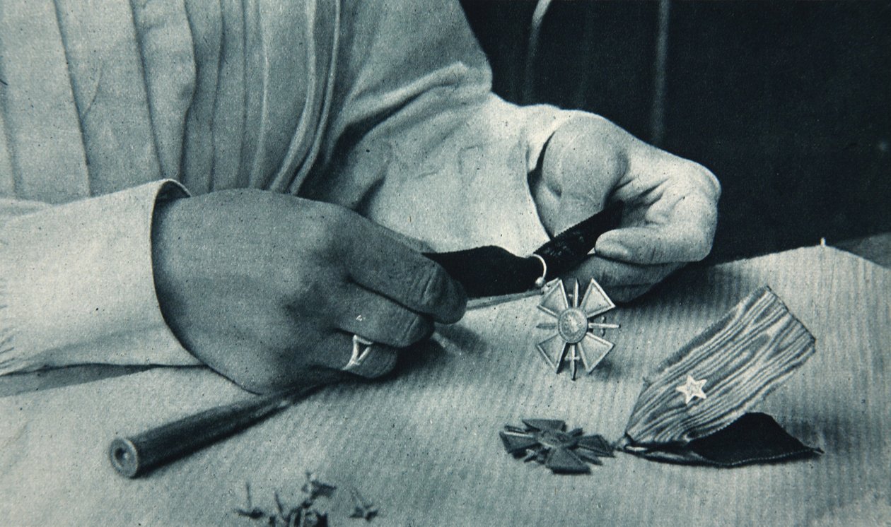 Tillverkningen av Croix de Guerre, illustration från The Illustrated War News, 10 januari 1917 av French Photographer