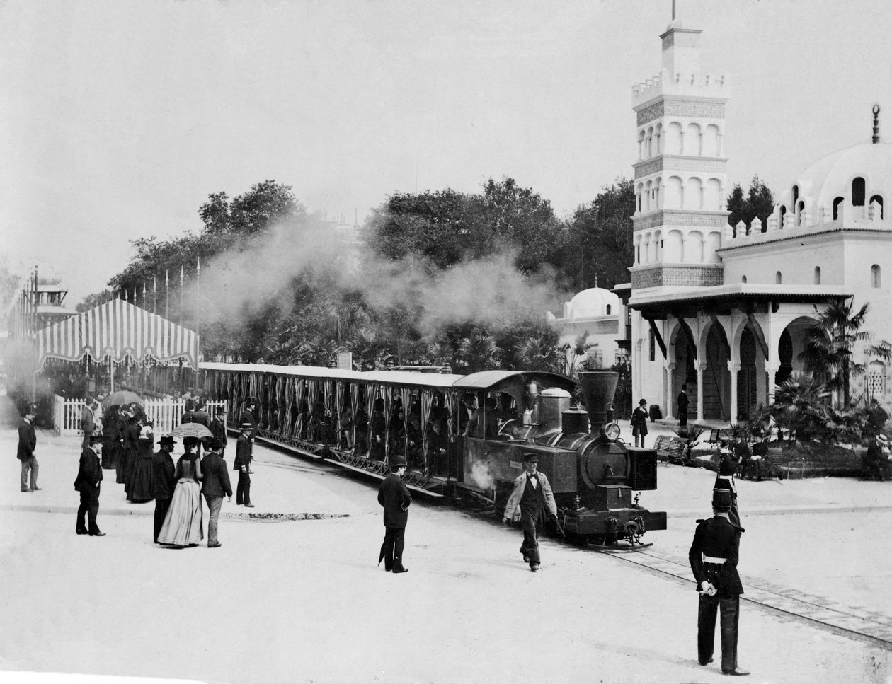 Tåg för att ta besökare runt platsen för Parisutställningen 1889 av French Photographer