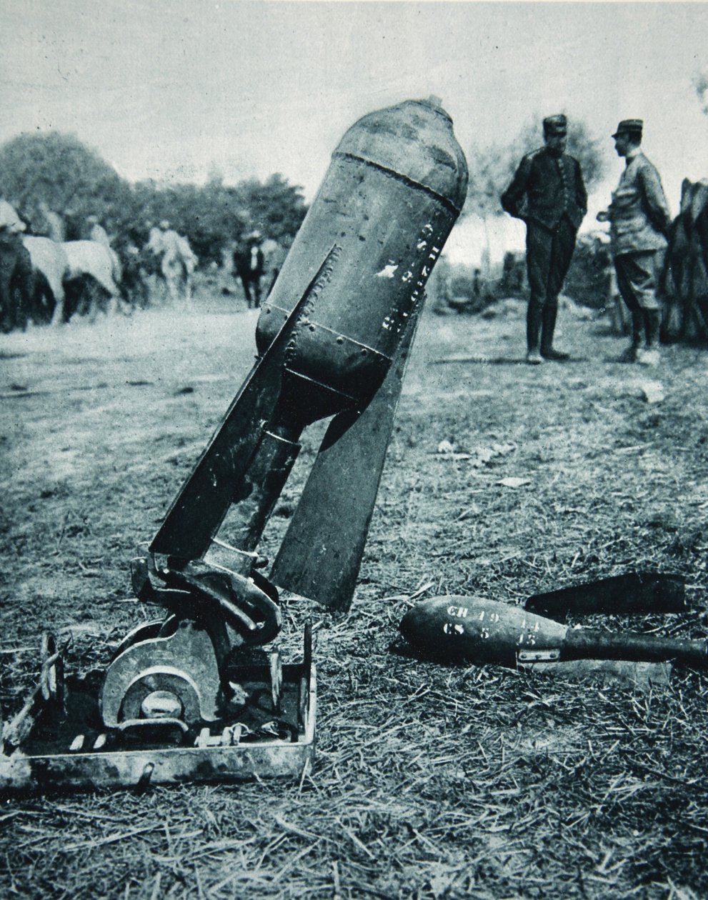 Används alternativt med bomber: en lufttorped i ett skyttegravsbruk, illustration från The Illustrated War News, januari 1917 av French Photographer