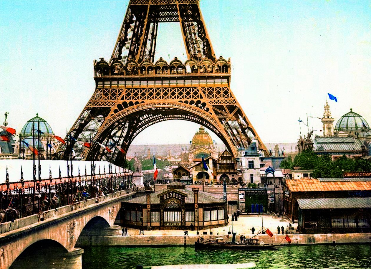 Utsikt över Eiffeltornet under Exposition Universelle 1900, 1900 (färgat foto) av French Photographer