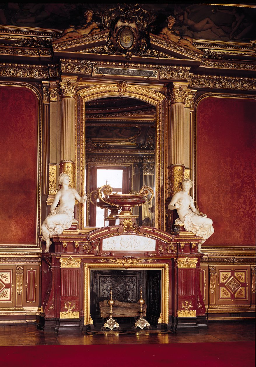 Utsikt över den öppna spisen i Grand Salon av French Photographer