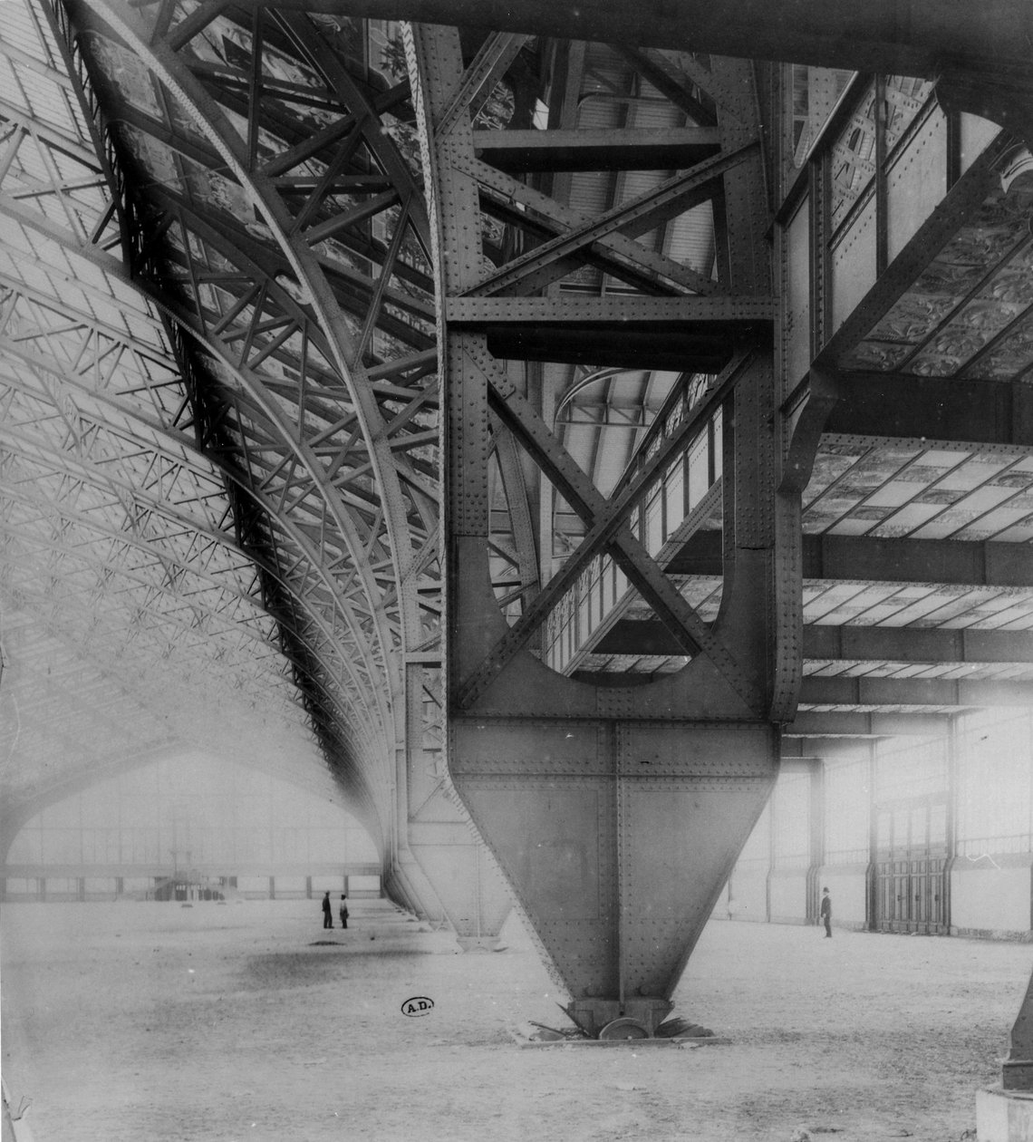 Utsikt över interiören av Palais des Machines, byggt för Exposition Universelle 1889 av French Photographer