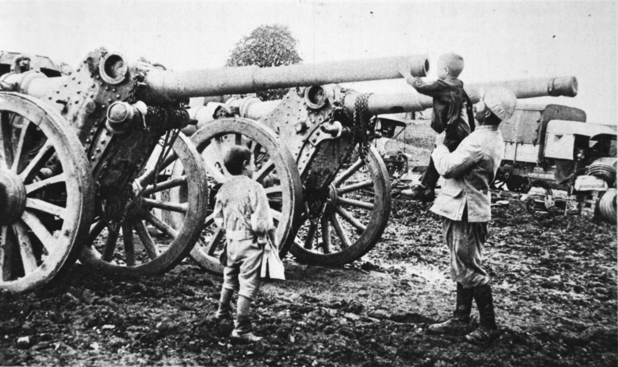 Young France: a boys curiosity, från The Illustrated War News, 9 augusti 1916 av French Photographer