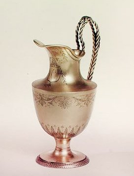 Gräddkanna, dekorerad med formella löv och kaprifol, Paris, ca 1800 (förgylld silver) av French School