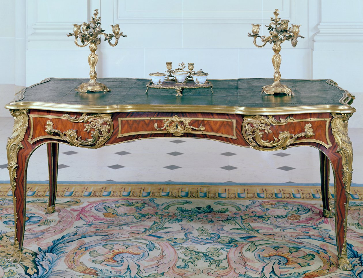 Louis XV byrå-platt, ormolu kandelaber och bläckstativ, sent 1700-tal (ekfanerad med kingwood) av French School