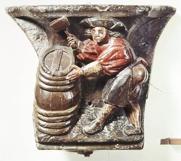 Misericord från en körstall föreställande en man som hamrar en tunna, från kyrkan Saint-Etienne des Tonneliers, Rouen (polykromt trä) av French School