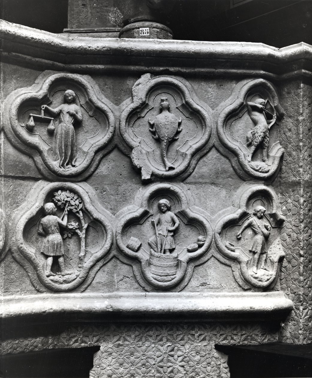Quatrefoils med zodiakens tecken och årets arbete, från katedralen Notre-Dame i Amiens (gips av sten) av French School