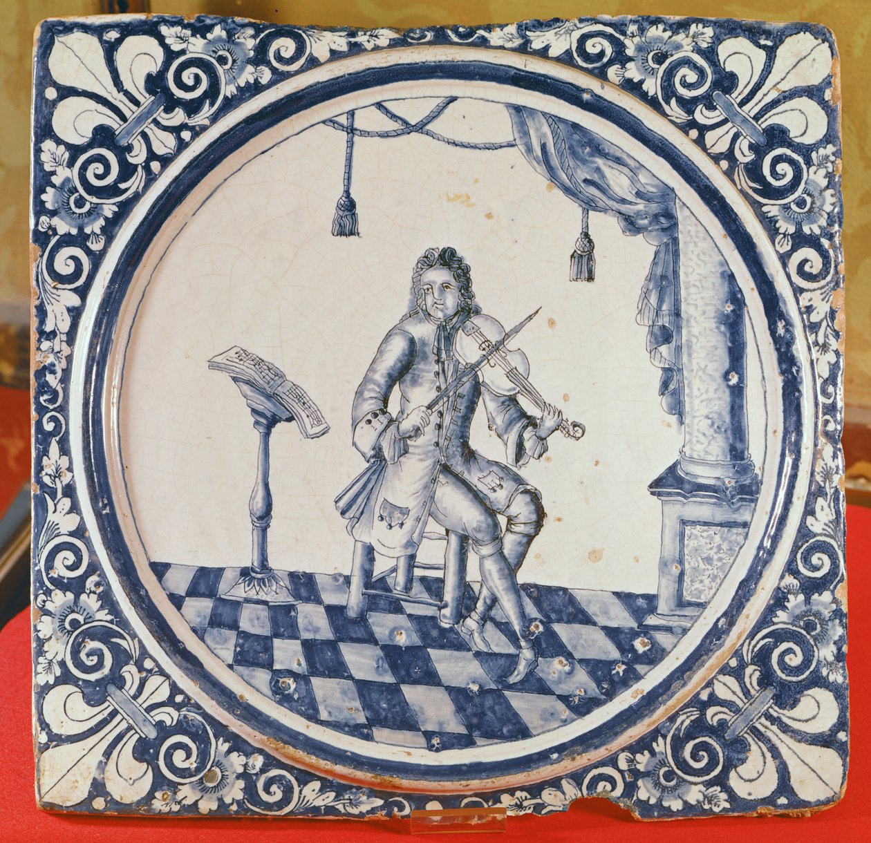 Kakel föreställande en violinist, från Rouen, 1706 (fajans) av French School