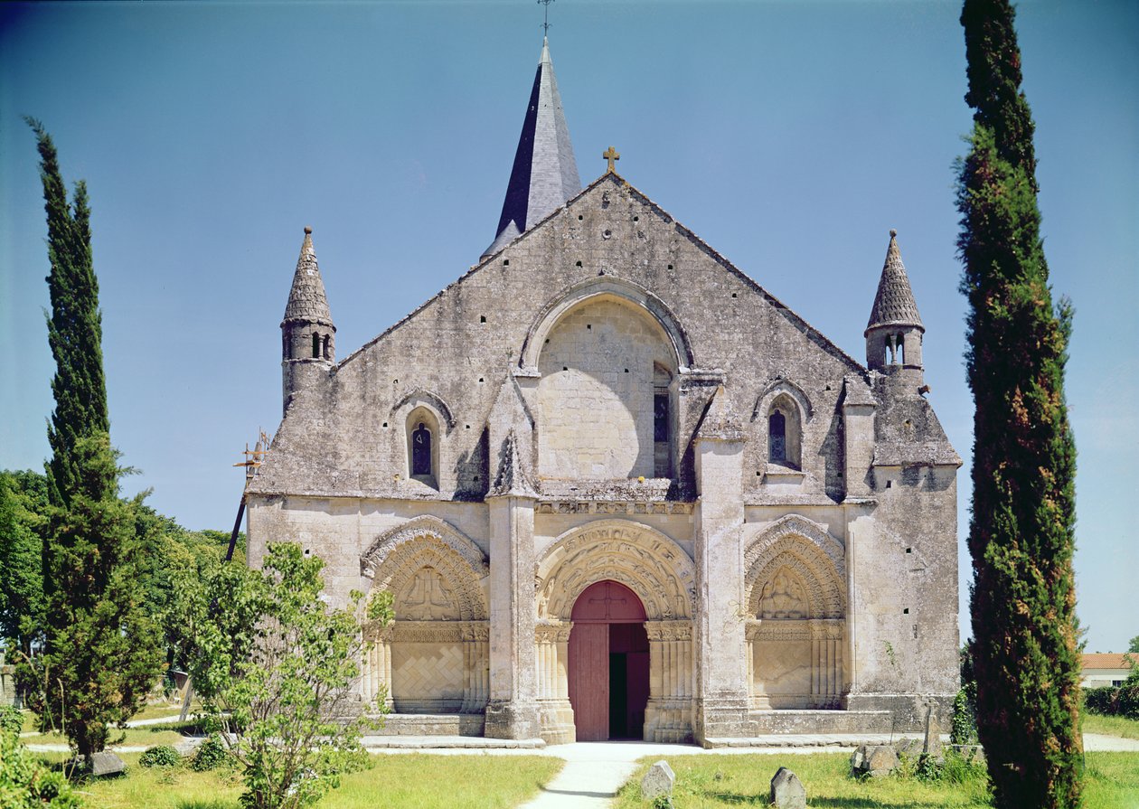 Vy över fasaden av kyrkan St. Pierre, 1150-75 av French School