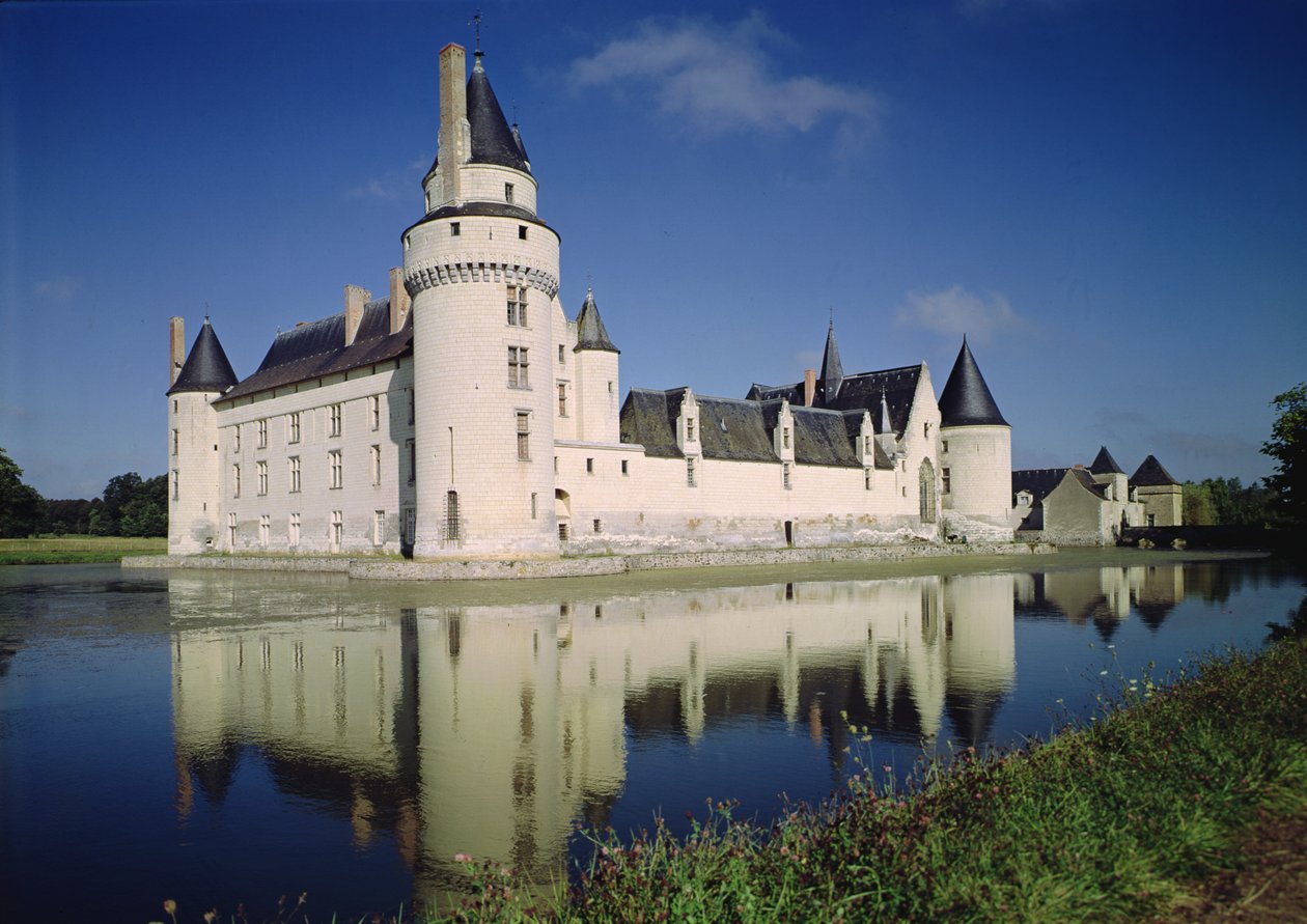 Utsikt över slottet och de södra och östra fasaderna på Chateau du Plessis-Bourre, byggt 1468-73 av French School