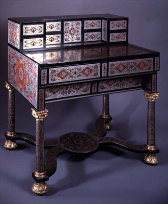 Skrivbord dekorerat med intarsia i Boulle-stil av graverad mässing inlagd med sköldpaddsskal, med förgyllda fästen (mässing & sköldpaddsskal) (se även 77189) av French School