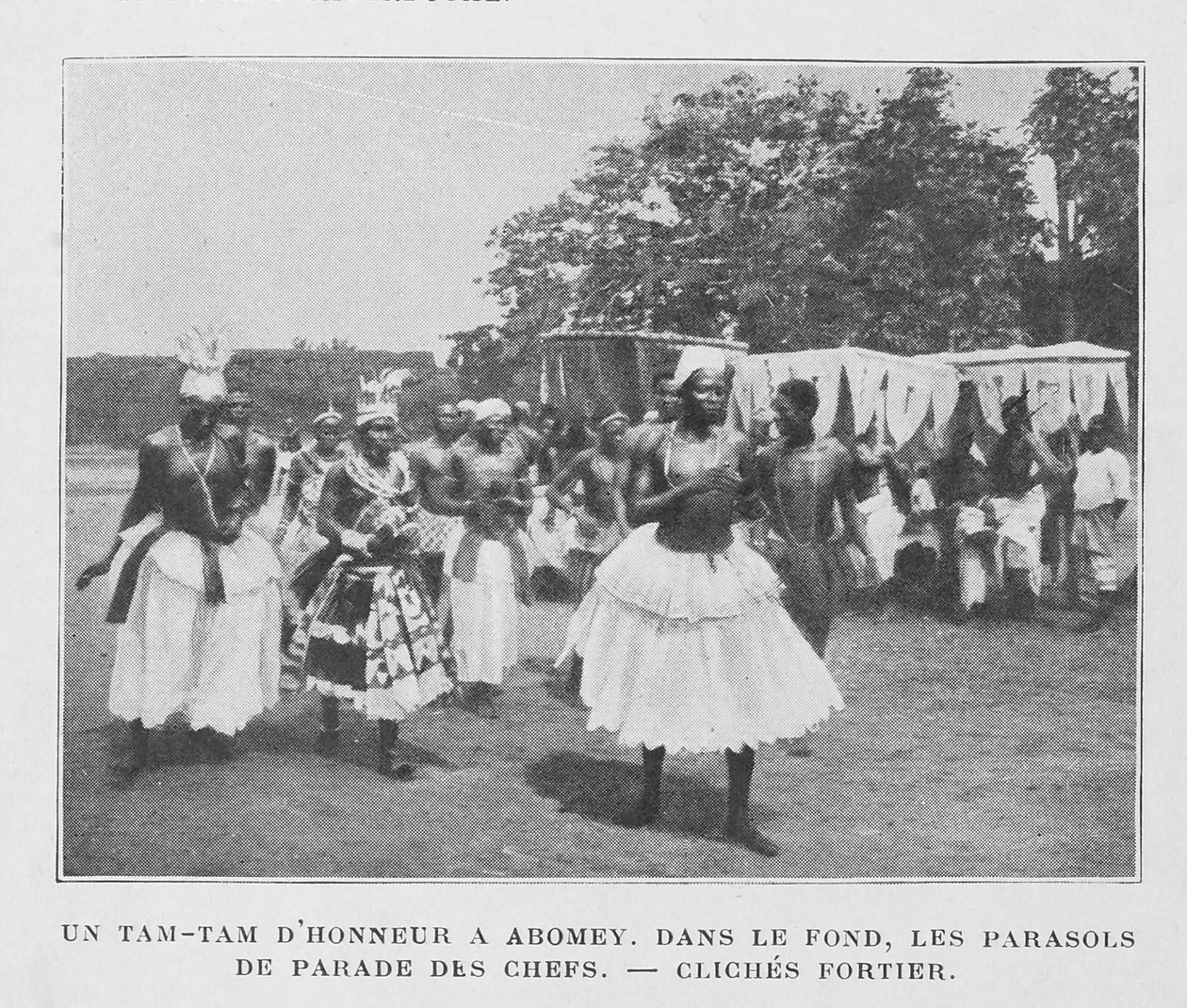 En Tam-Tam till ära i Abomey med parasoll av hövdingarna i bakgrunden av French Photographer