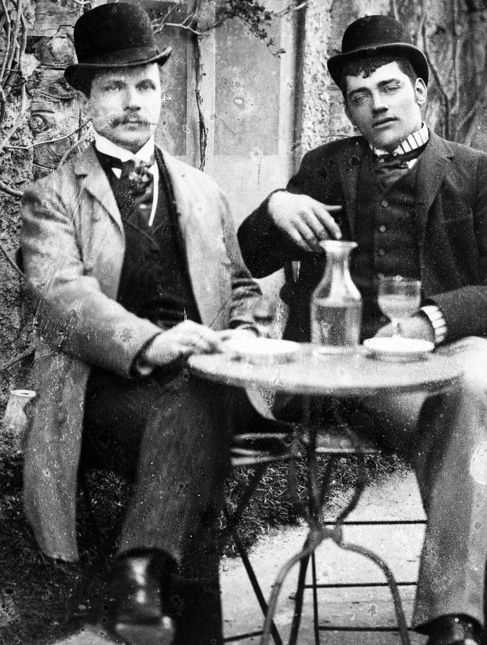 En slott (Ducos) och hans kusk sitter på terrassen på ett café och dricker absint - fotografi, cirka 1890 av French Photographer