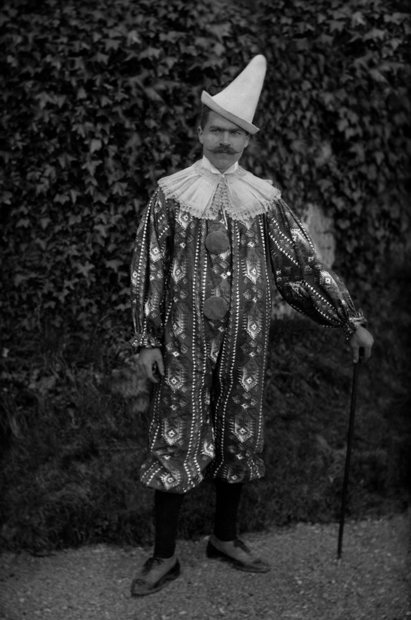 En man poserar i en clowndräkt, på Abbey of Septfontaines, nära Bourmont en Haute Marne. Fotografering sent 1800-tal. Ducos samling. av French Photographer