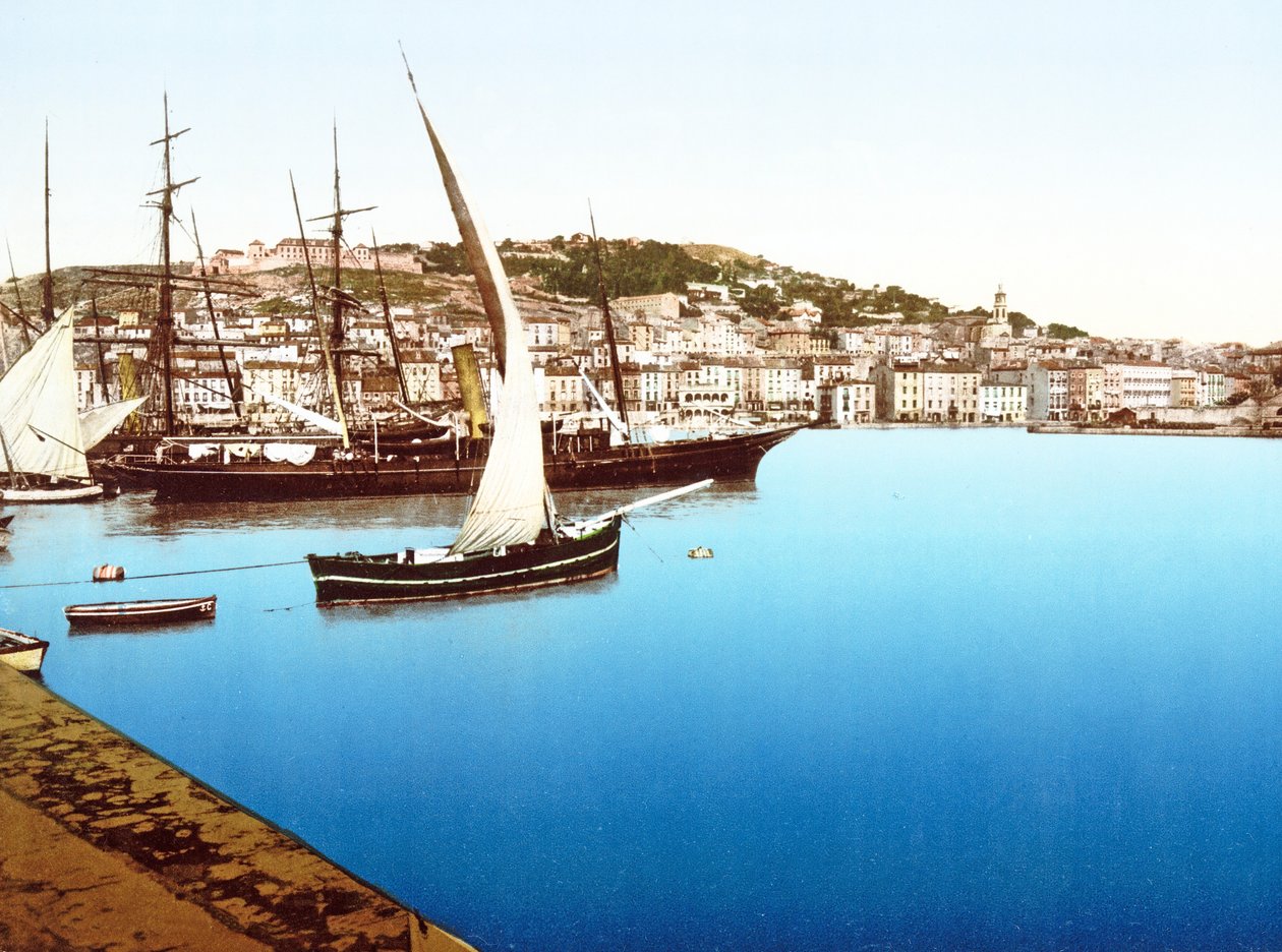 En vy över denna hamn, Frankrike, 1890-1900 av French Photographer