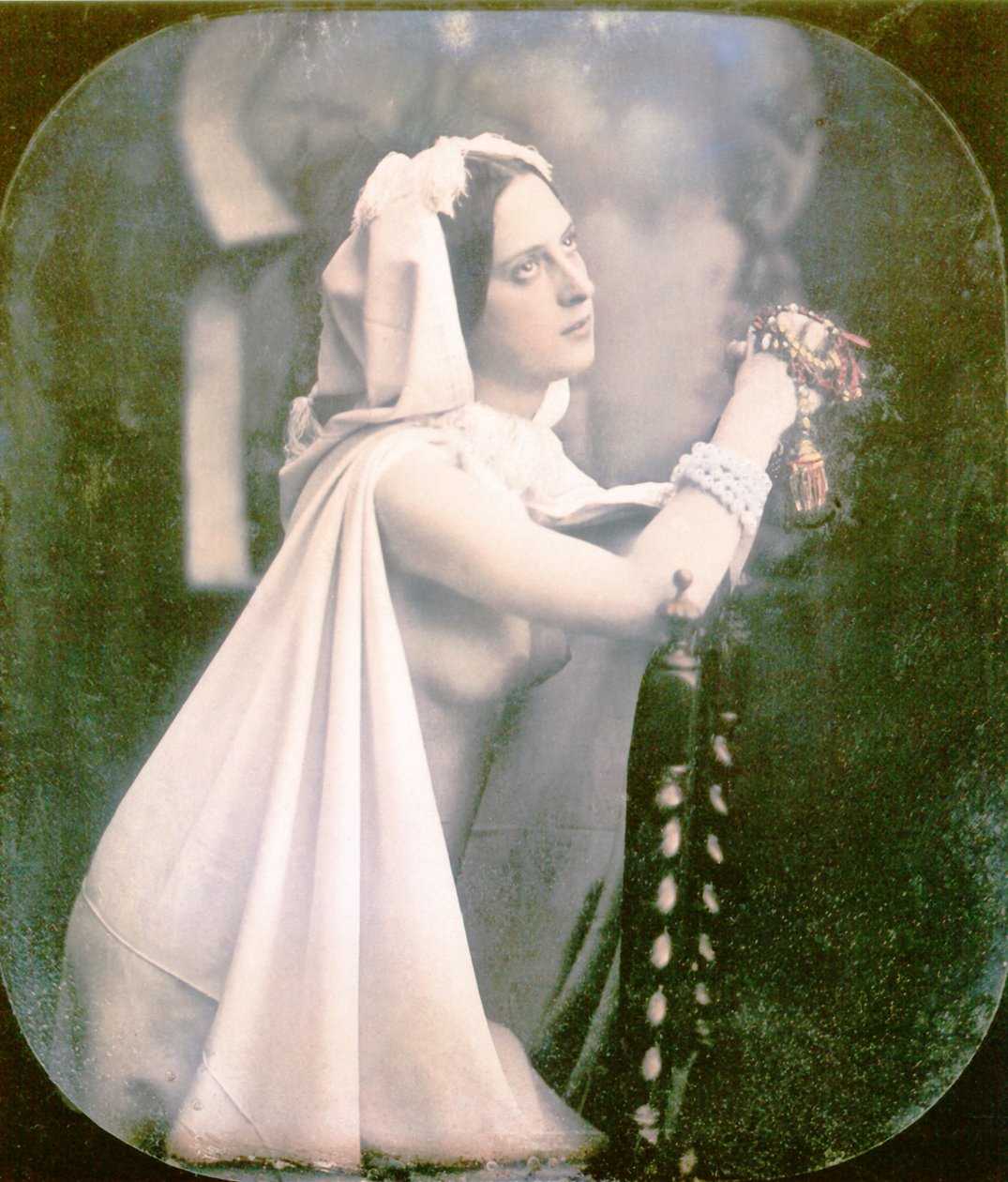 En kvinna som knäböjer på en stol och ber, 1850 (handfärgad stereoskopisk daguerreotypi) av French Photographer