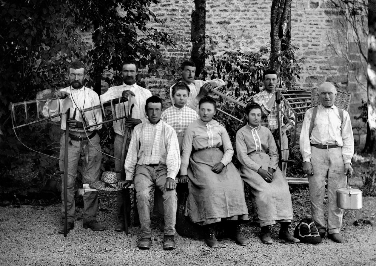 Jordbruksarbetare och deras verktyg, fejk, rateau-ertrier (kratta ertrier), flätad korg och mottagare för samlingen, på en gård nära Bourmont i Haute-Marne (Haute Marne), cirka 1890. Fotografi. Ducos samling. av French Photographer