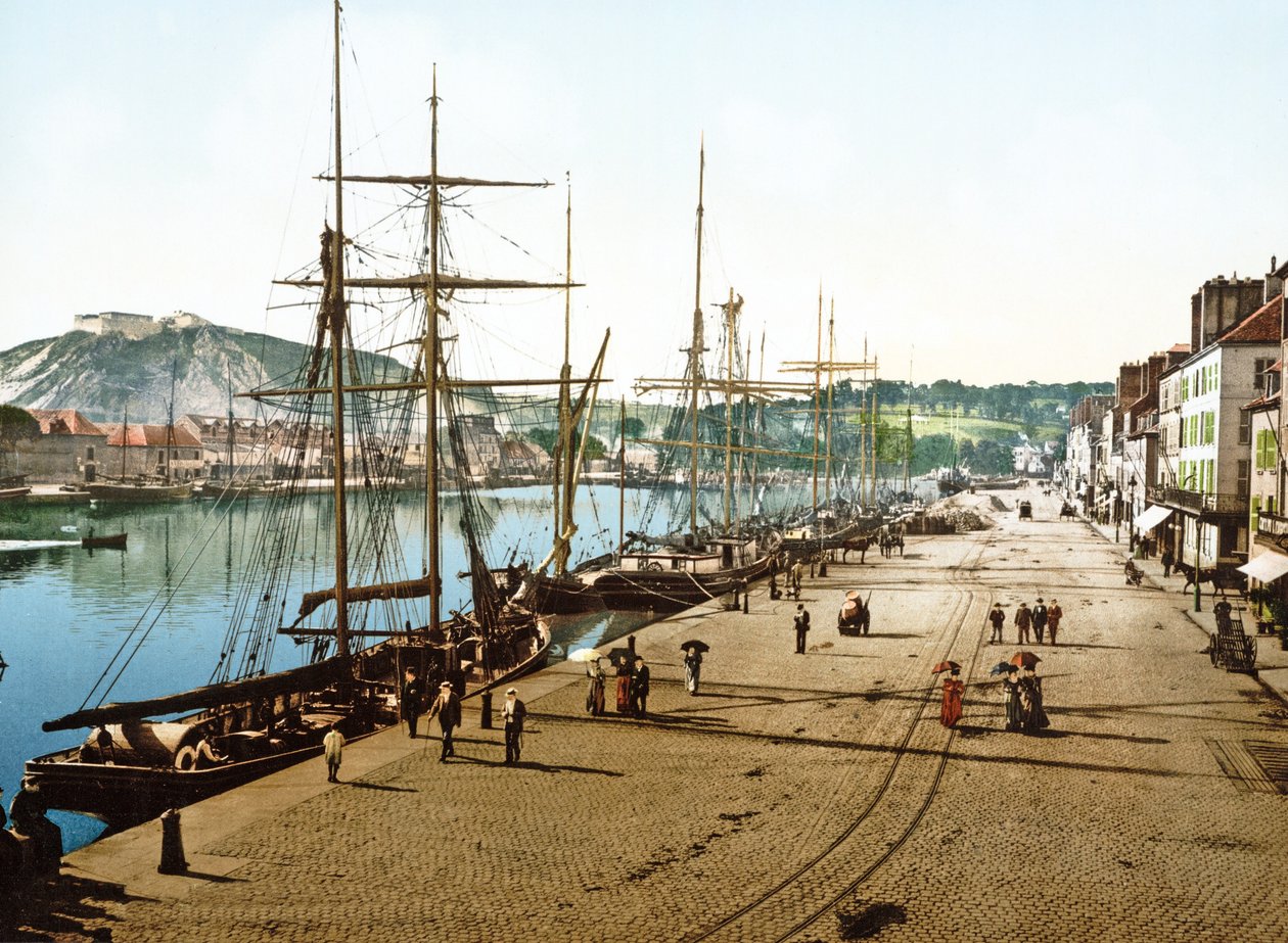 Båtar lade till i Cherbourg med det gamla fortet i bakgrunden, 1890-1900 av French Photographer