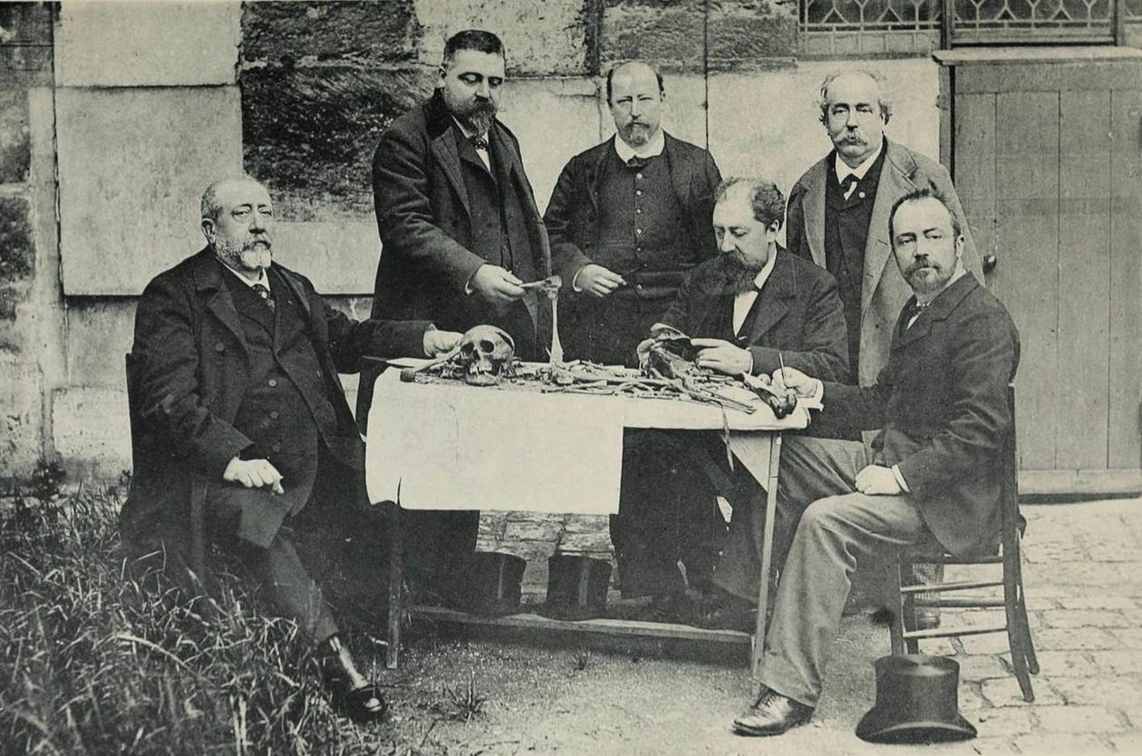 Ben av en ung man, grävde upp 1846, felaktigt tillskrivna Ludvig XVII, från vänster till höger, Magitot, de Backer, Quetin, Bilhaut, Talrich, Manouvrier av French Photographer