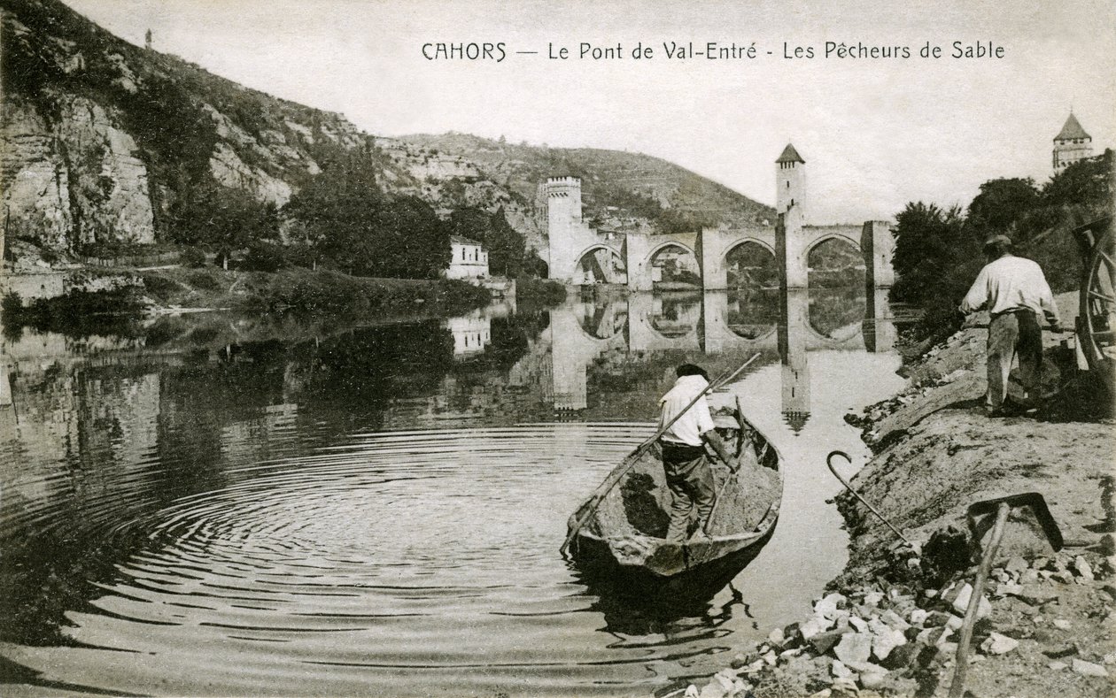Cahors i början av 1900-talet: sandfiskare och deras båt på Lot, bron över Val-entre (Valentre) av French Photographer