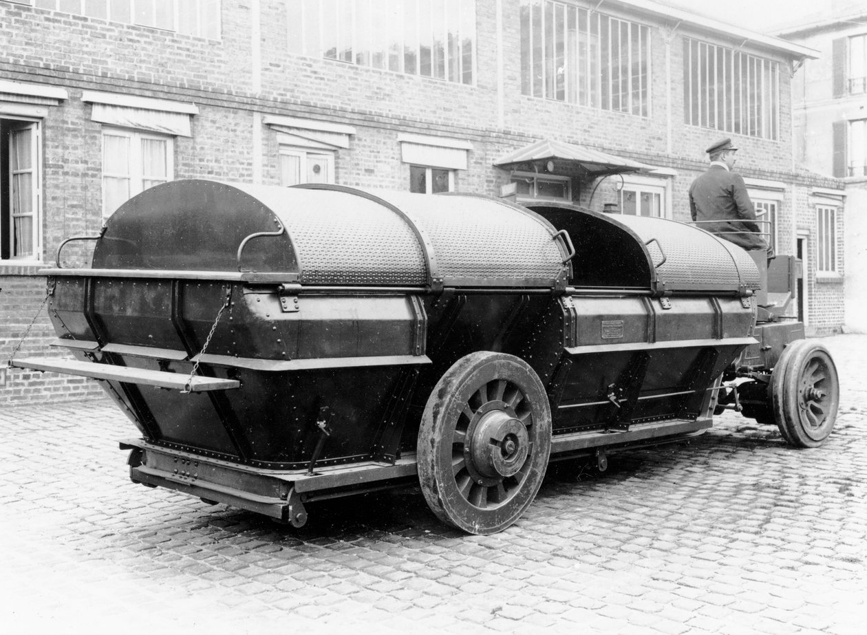 Sluten bilåkare för transport av hushållsavfall, 1912 av French Photographer