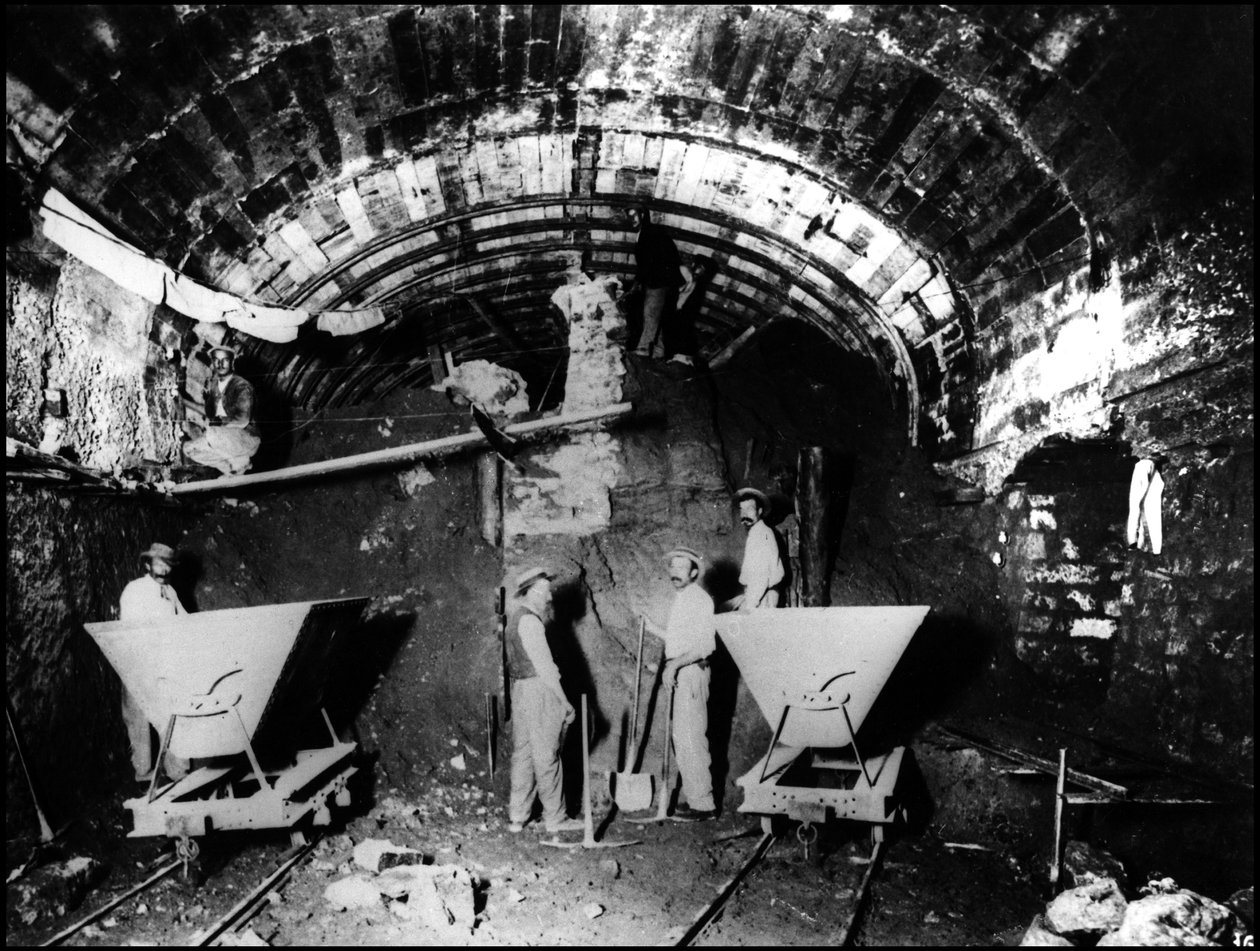 Konstruktion av Paris tunnelbana - Metropolitanens arbeten: tunnelborrning på linje 1 - fotografi av French Photographer