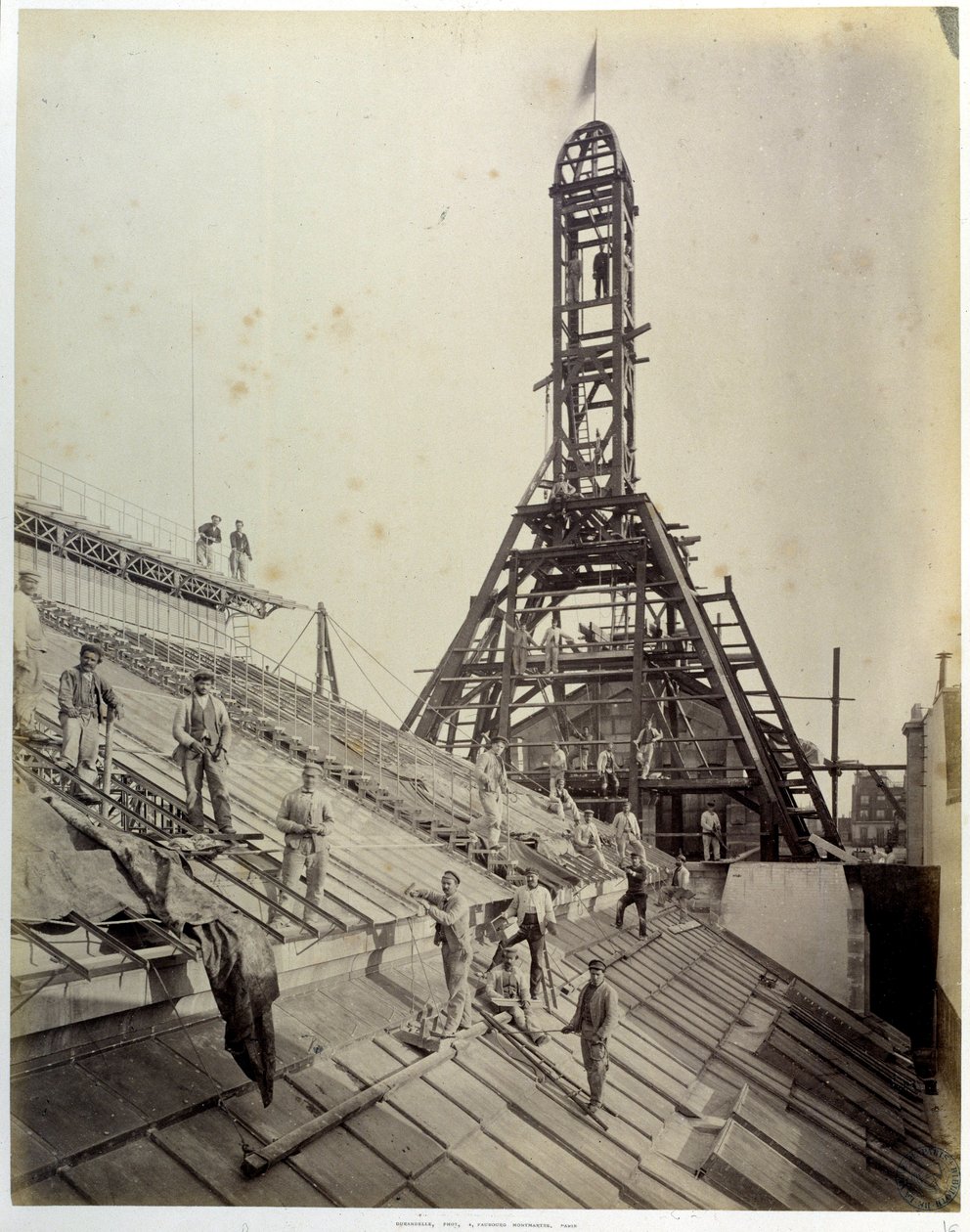 Konstruktion av Paris nationella rabattdisk (eller CNEP: en av de fyra banker som grundade BNP Paribas): arbetare på glas och byggnadsställningar (maj 1881). Paris, Bhvp av French Photographer