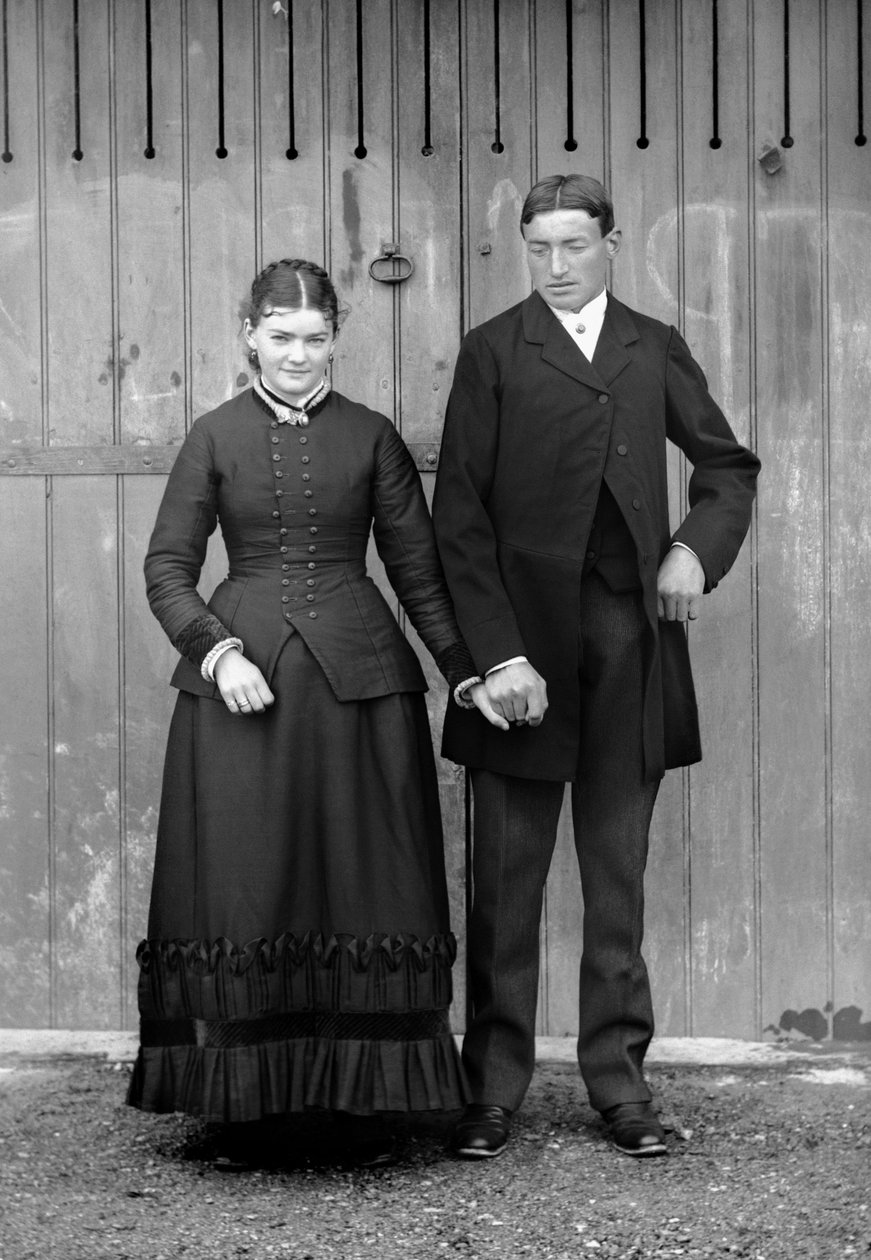 Par på söndag för att fira sin sons första nattvard, nära Bourmont i Haute-Marne (Haute Marne), omkring 1880. Ducos Collection. av French Photographer