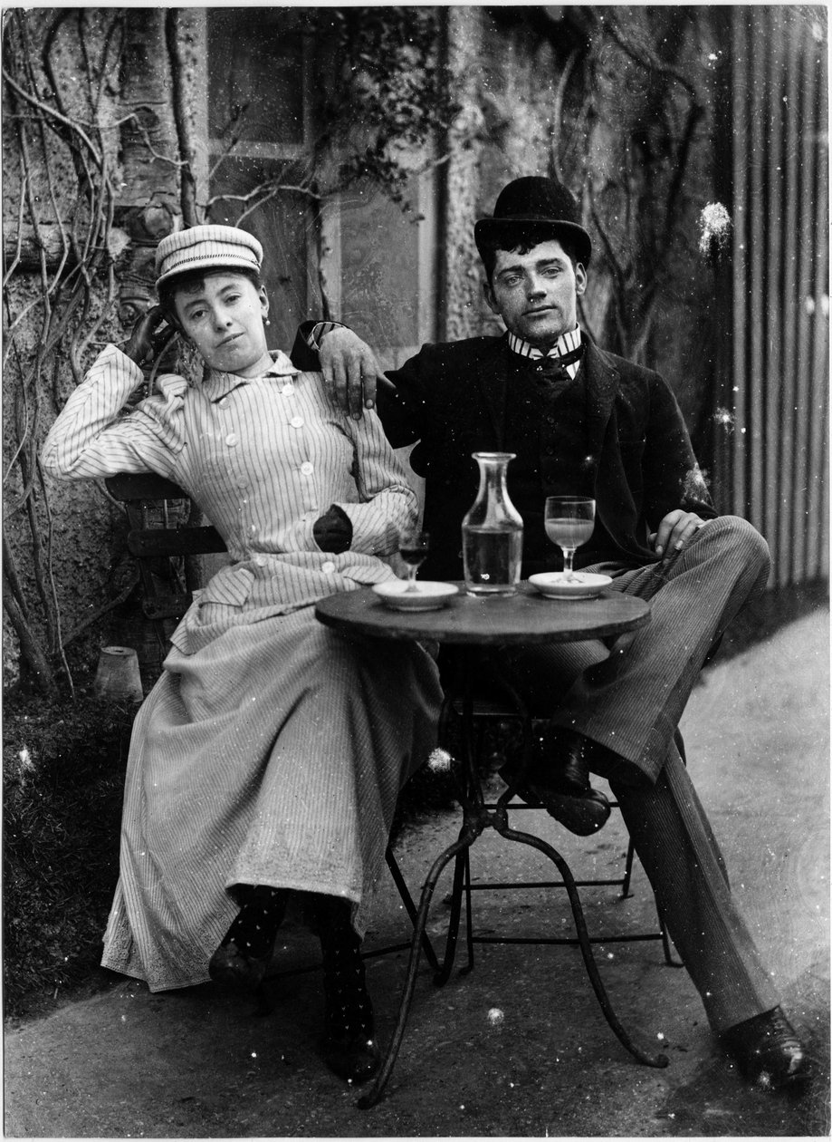 Par på terrassen på ett café och dricker absint - fotografi, cirka 1890 av French Photographer