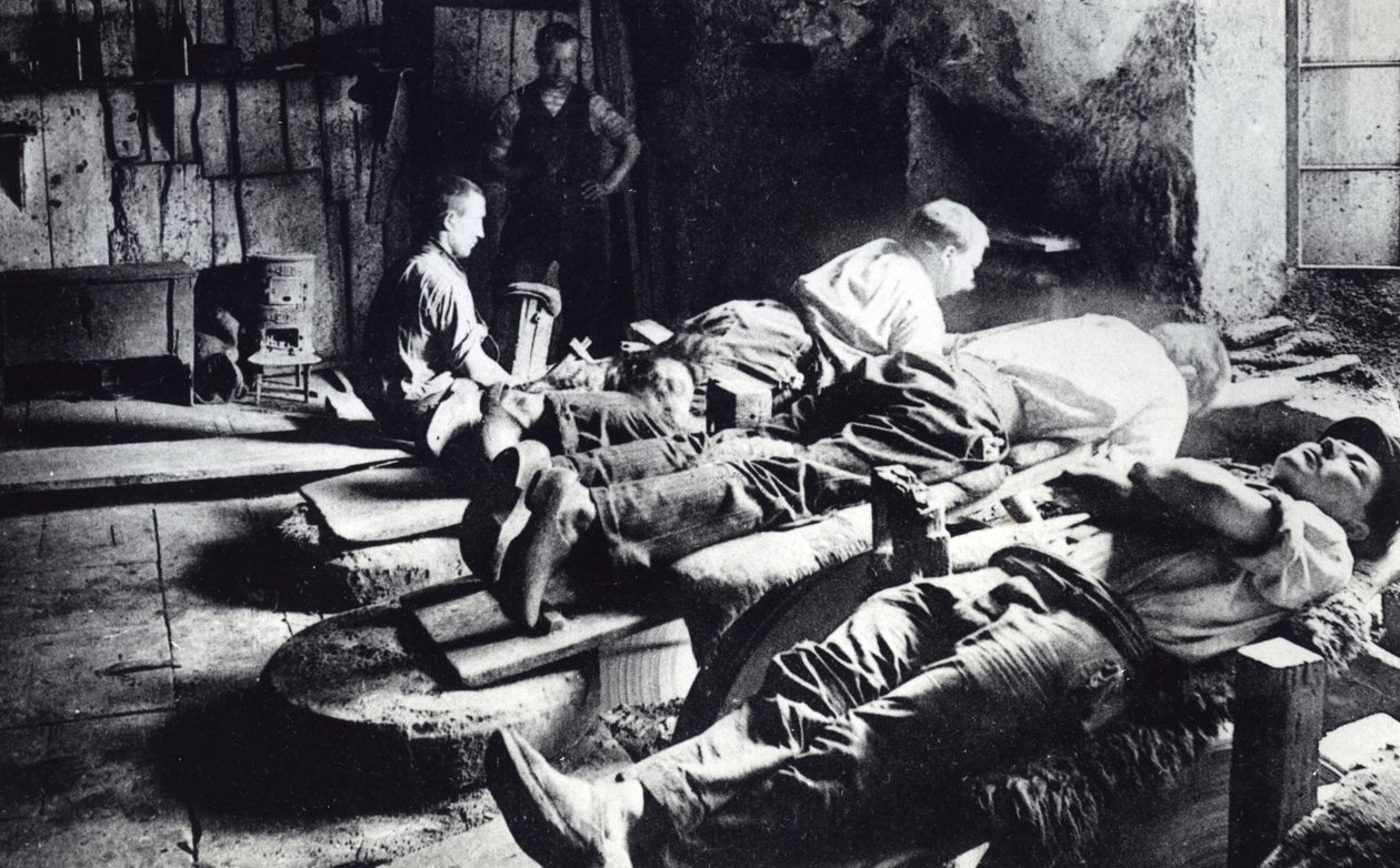 Bestickare på jobbet i Thiers, sent 1800-tal (s/v foto) av French Photographer